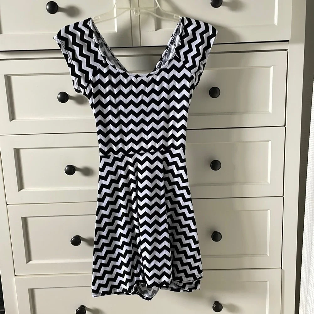 LA Hearts Women’s Black & White Chevron Skater Dress w/ Back Cut Out - Medium